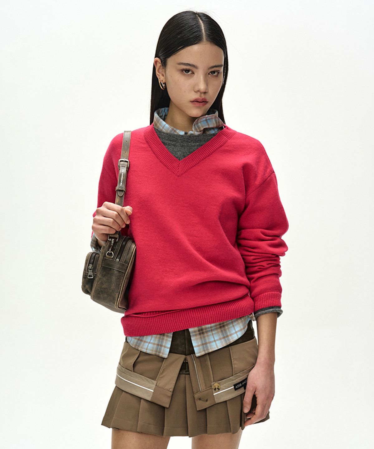 앤더슨벨(ADSB ANDERSSON BELL) UNISEX LAYERED V-NECK SWEATER (MAGENTA)