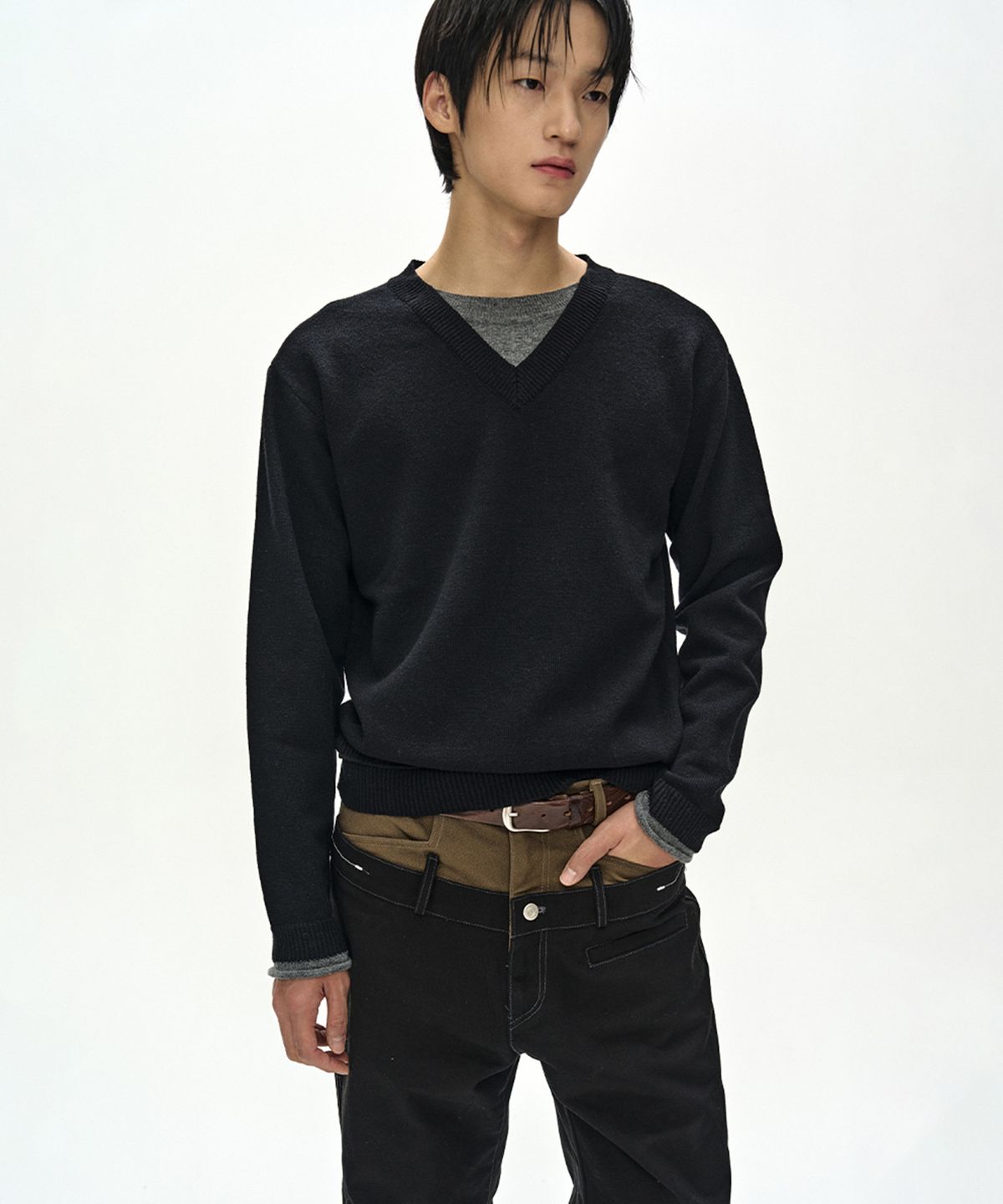 앤더슨벨(ADSB ANDERSSON BELL) UNISEX LAYERED V-NECK SWEATER (BLACK)