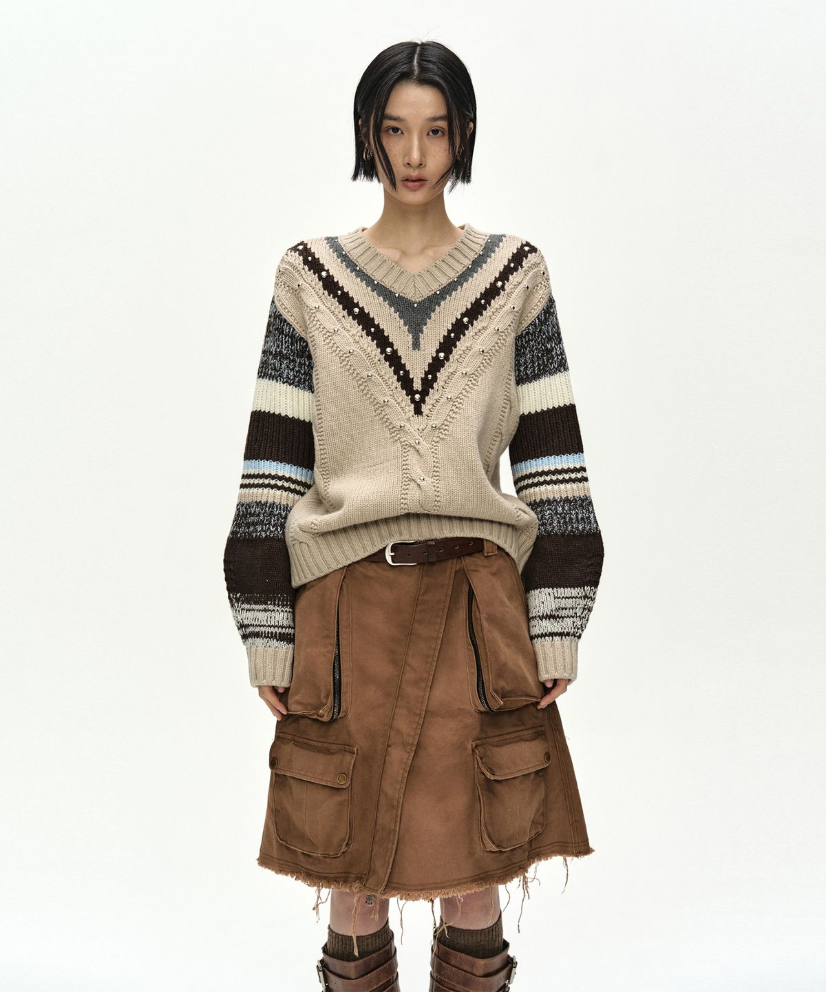 앤더슨벨(ADSB ANDERSSON BELL) STUDDED CABLE V-NECK MULTI-STRIPE PULLOVER (IVORY)