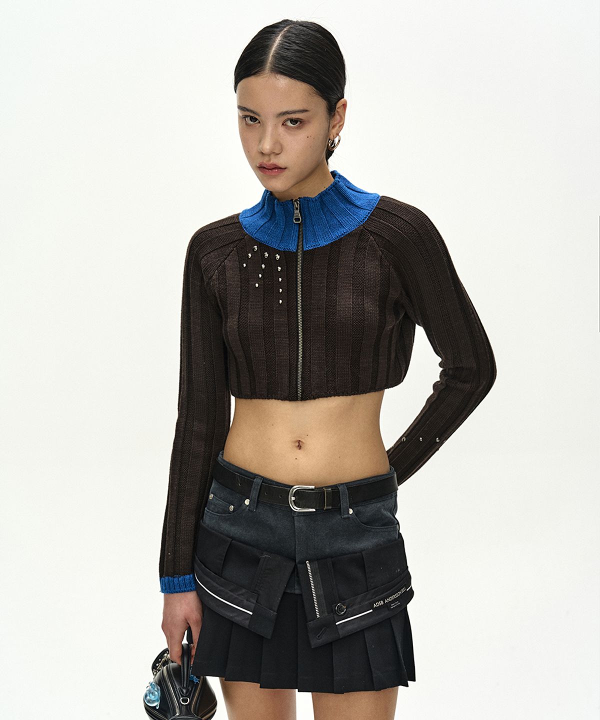 앤더슨벨(ADSB ANDERSSON BELL) STUDDED WIDE RIB CROP ZIP-UP (BROWN/BLUE)