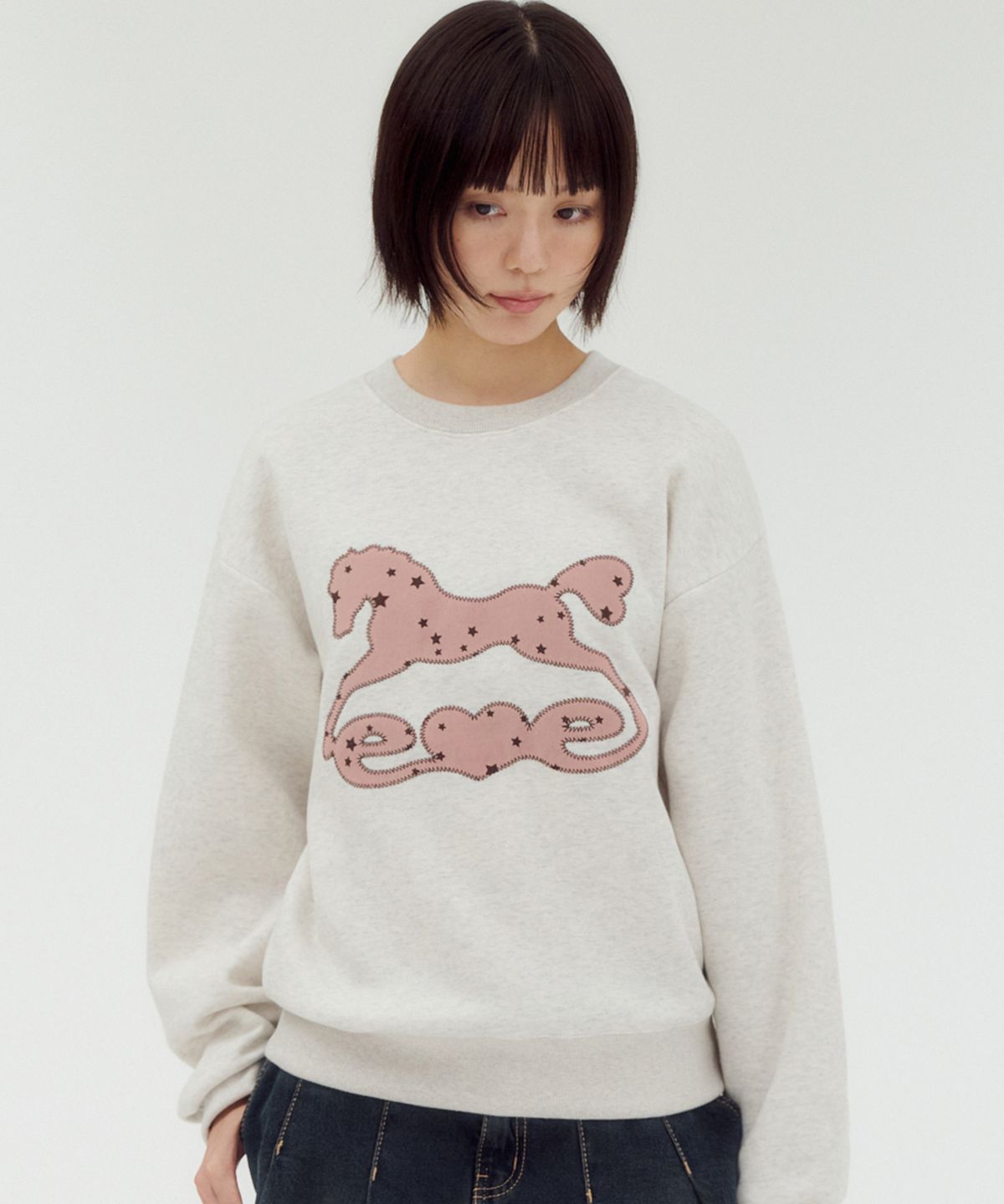엠블러(AMBLER) Vintage Heart Tail Horse 아플리케 자수 맨투맨 티셔츠 AMM1414 (오트밀)