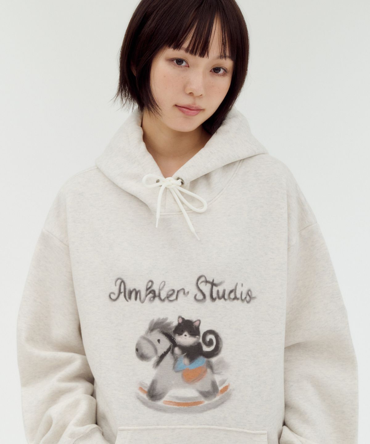엠블러(AMBLER) Horse Rider Cat 그래픽 후드 티셔츠 AHP1304 (오트밀)