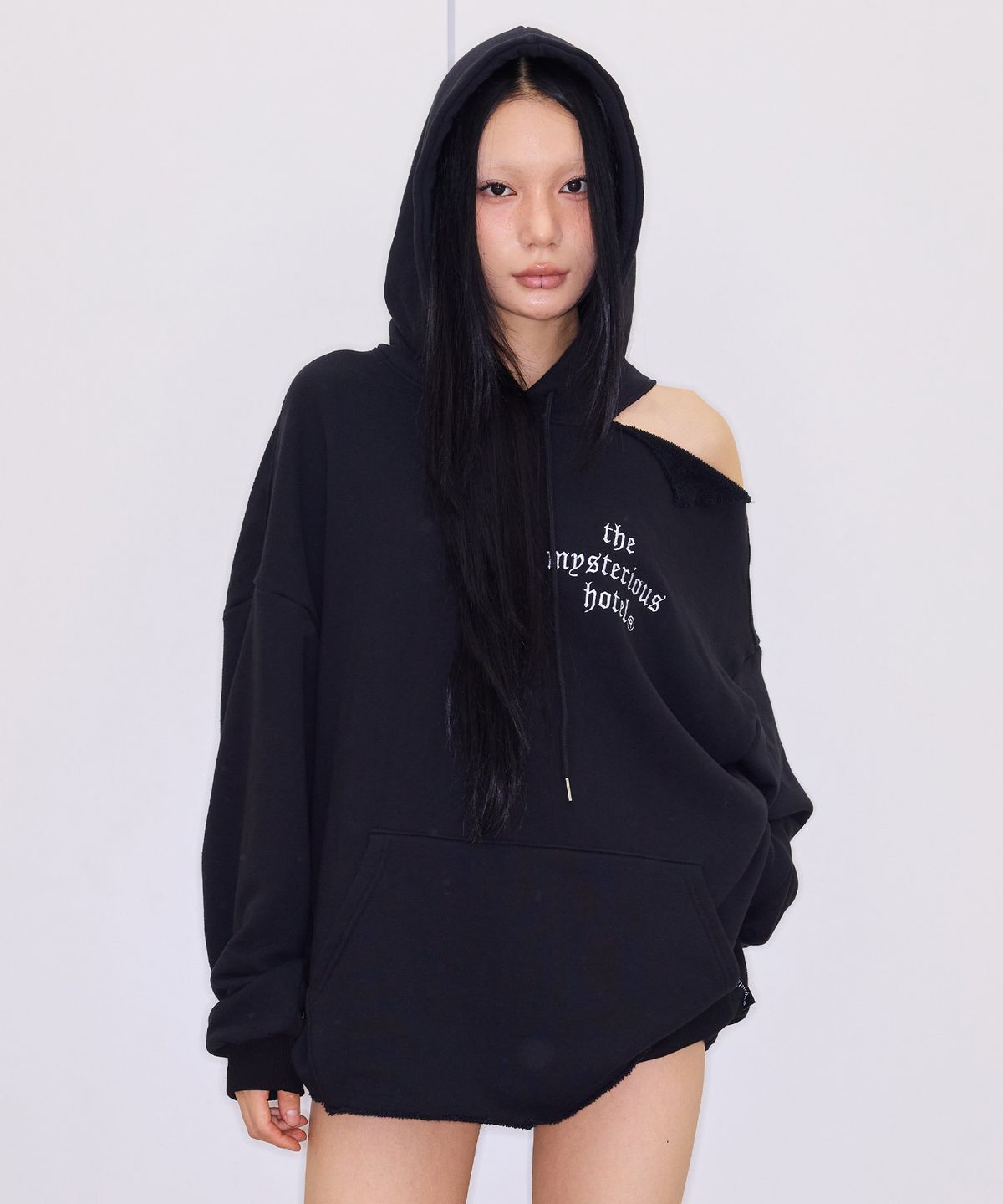 미스테리어스호텔(THE MYSTERIOUS HOTEL) CUT-OUT SHDR HOODIE [BLACK]