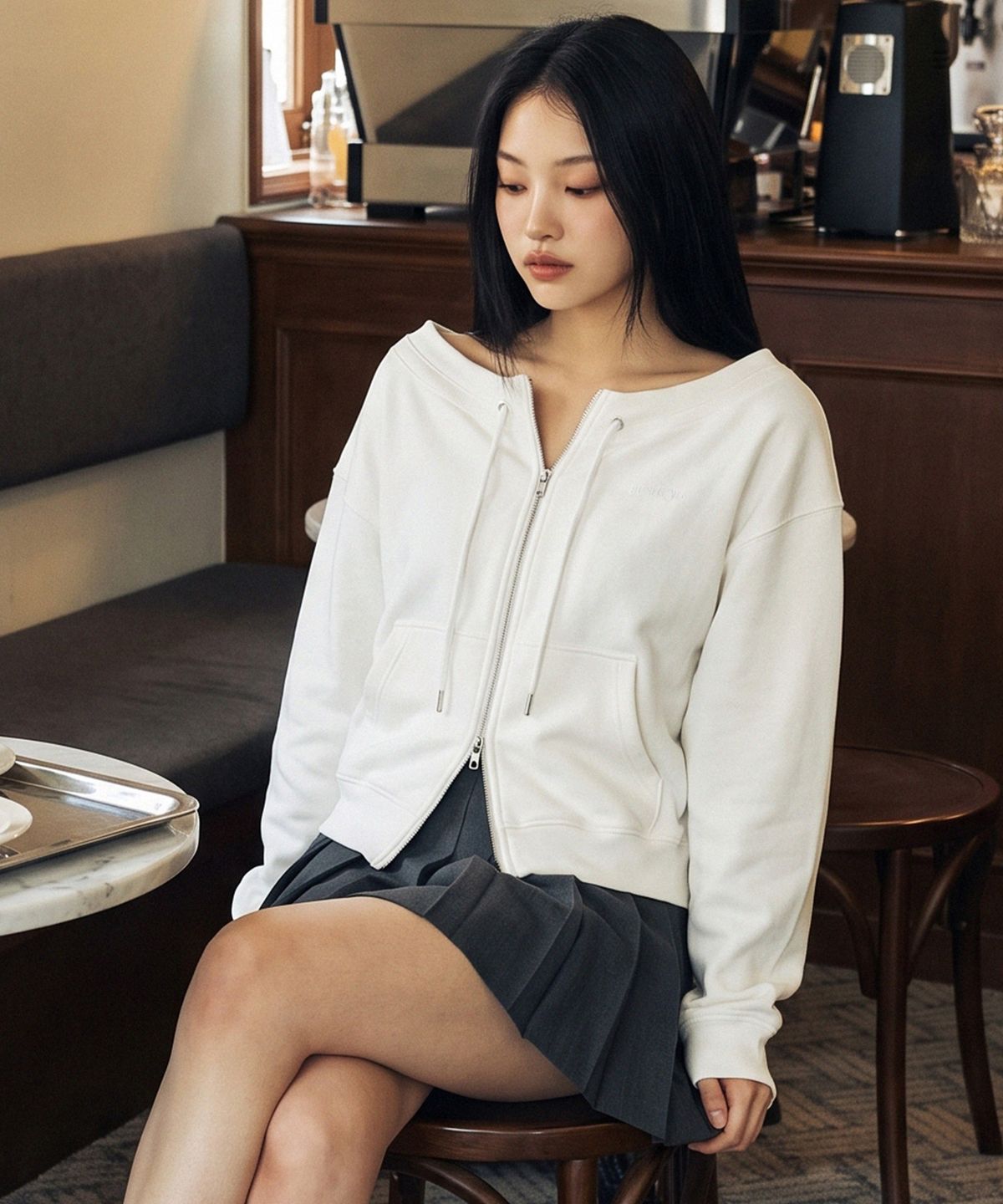 베스티리아(VESTIRYA) Small logo Off-Shoulder Zip-Up Off White