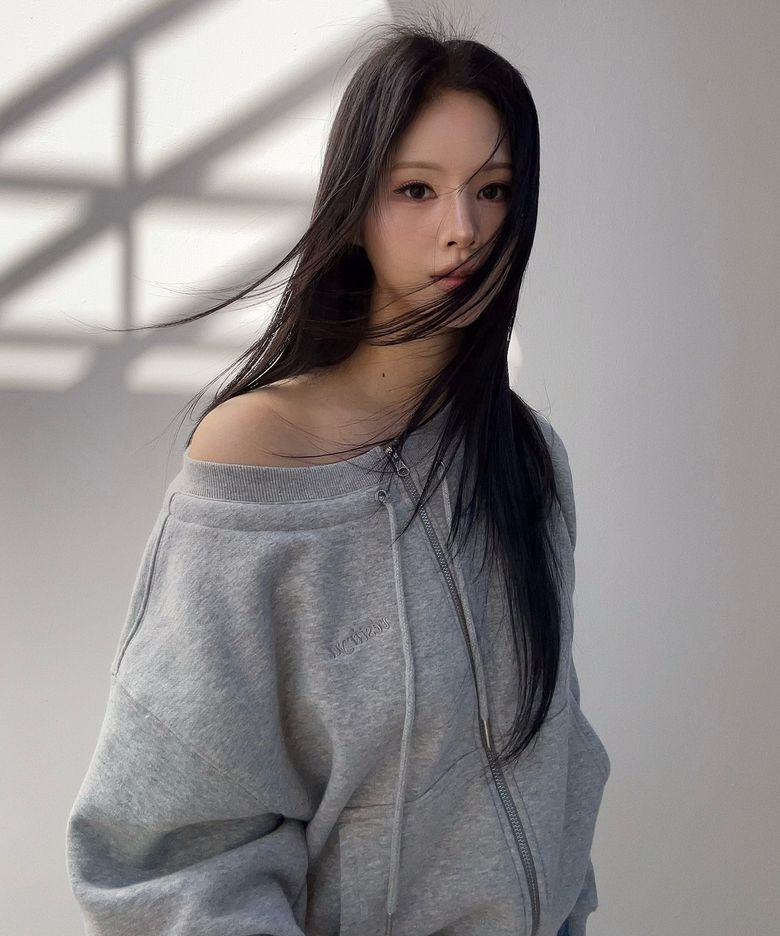 Small logo Off-Shoulder Zip-Up Grey