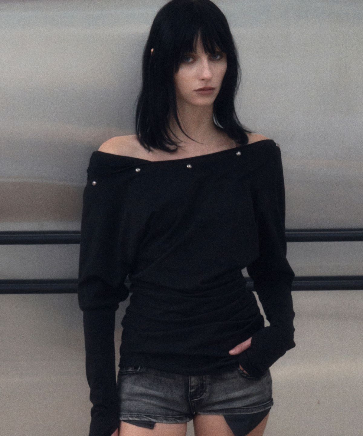 긴스키(GINSUKI) STUDDED OFF-SHOULDER SHIRRING LONG SLEEVE (BLACK)
