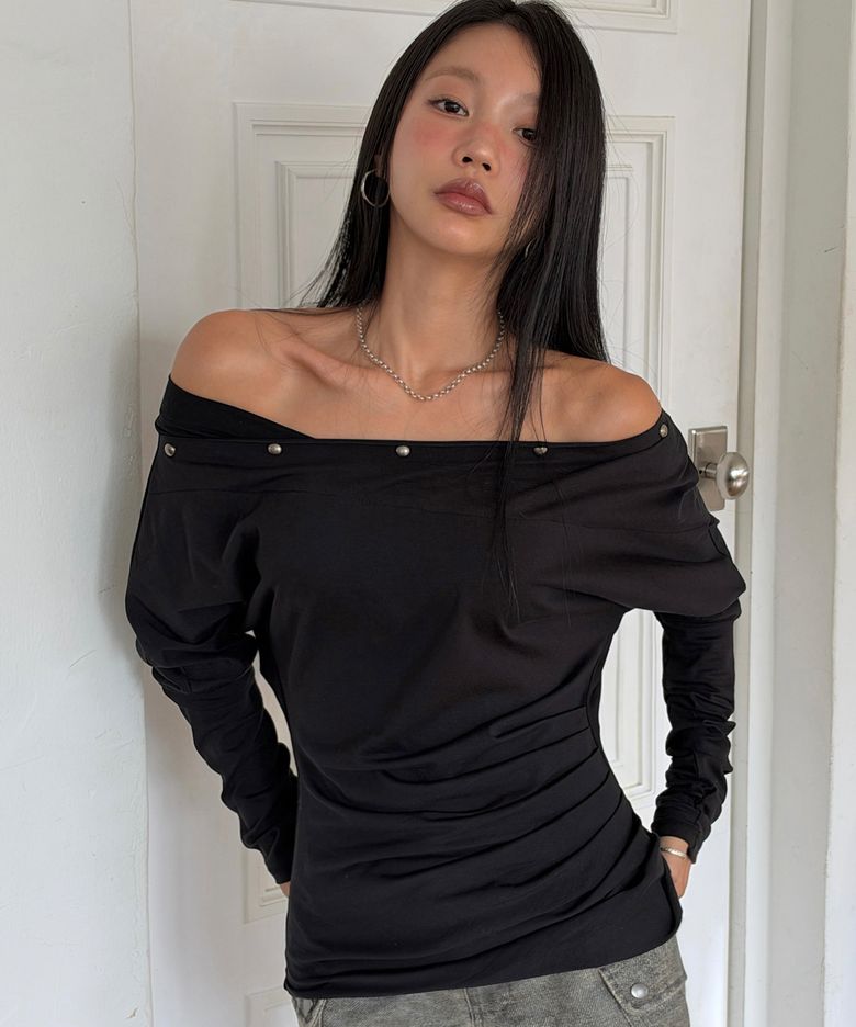 [긴스키 X 물바다]STUDDED OFF-SHOULDER SHIRRING LONG SLEEVE (BLACK)