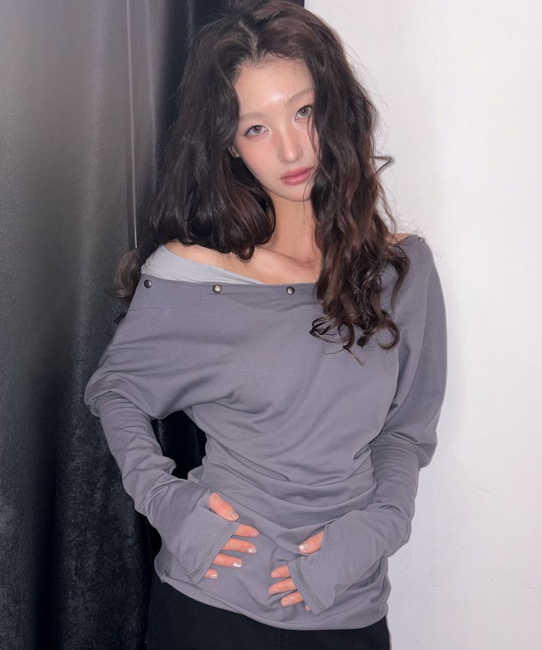 [긴스키 X 물바다]STUDDED OFF-SHOULDER SHIRRING LONG SLEEVE (GREY)