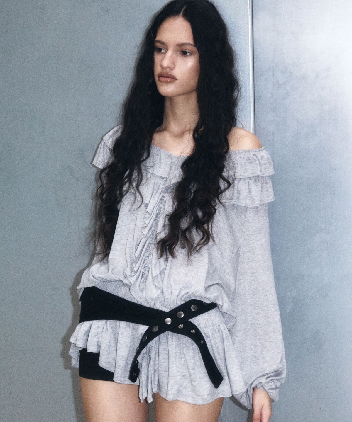 긴스키(GINSUKI) [긴스키 X 물바다]BOHEMIAN RUFFLE LAYERED T-SHIRTS (GREY)
