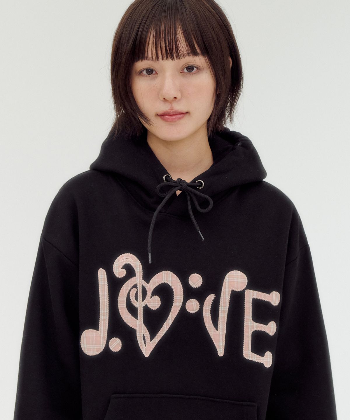 엠블러(AMBLER) Melody Love 아플리케 자수 후드 티셔츠 AHP1309 (블랙)
