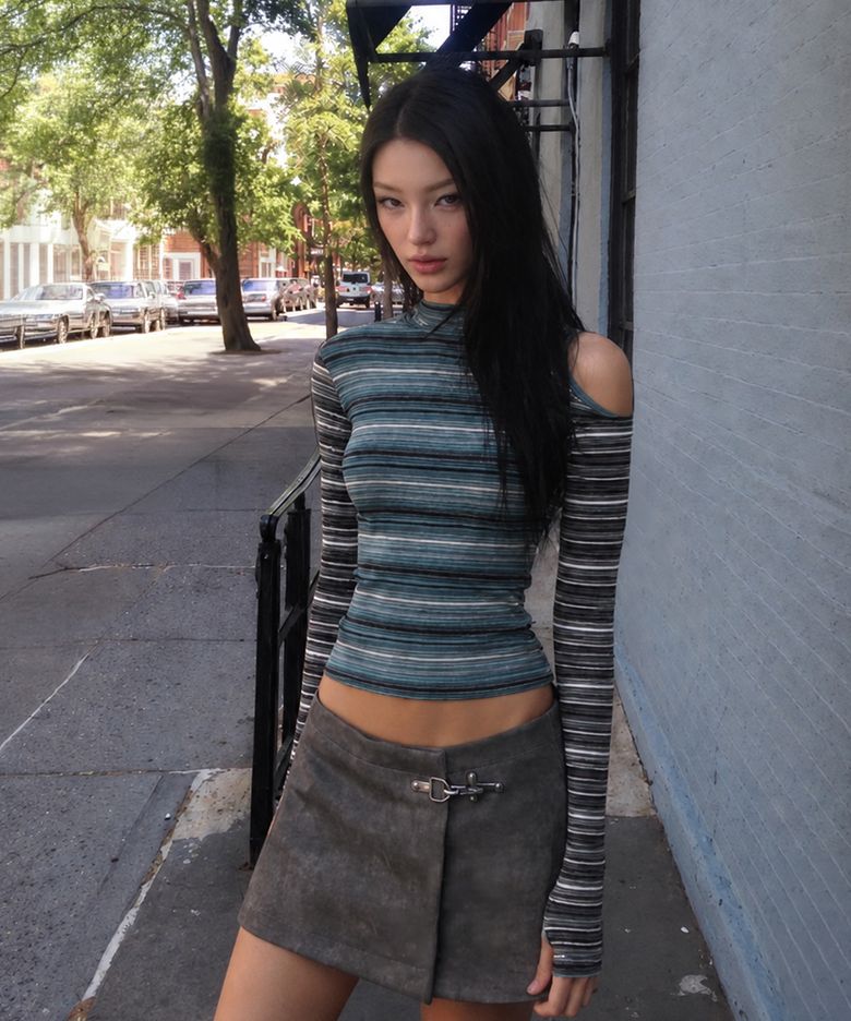 STRIPE CUTOUT TURTLENECK (BLUE)