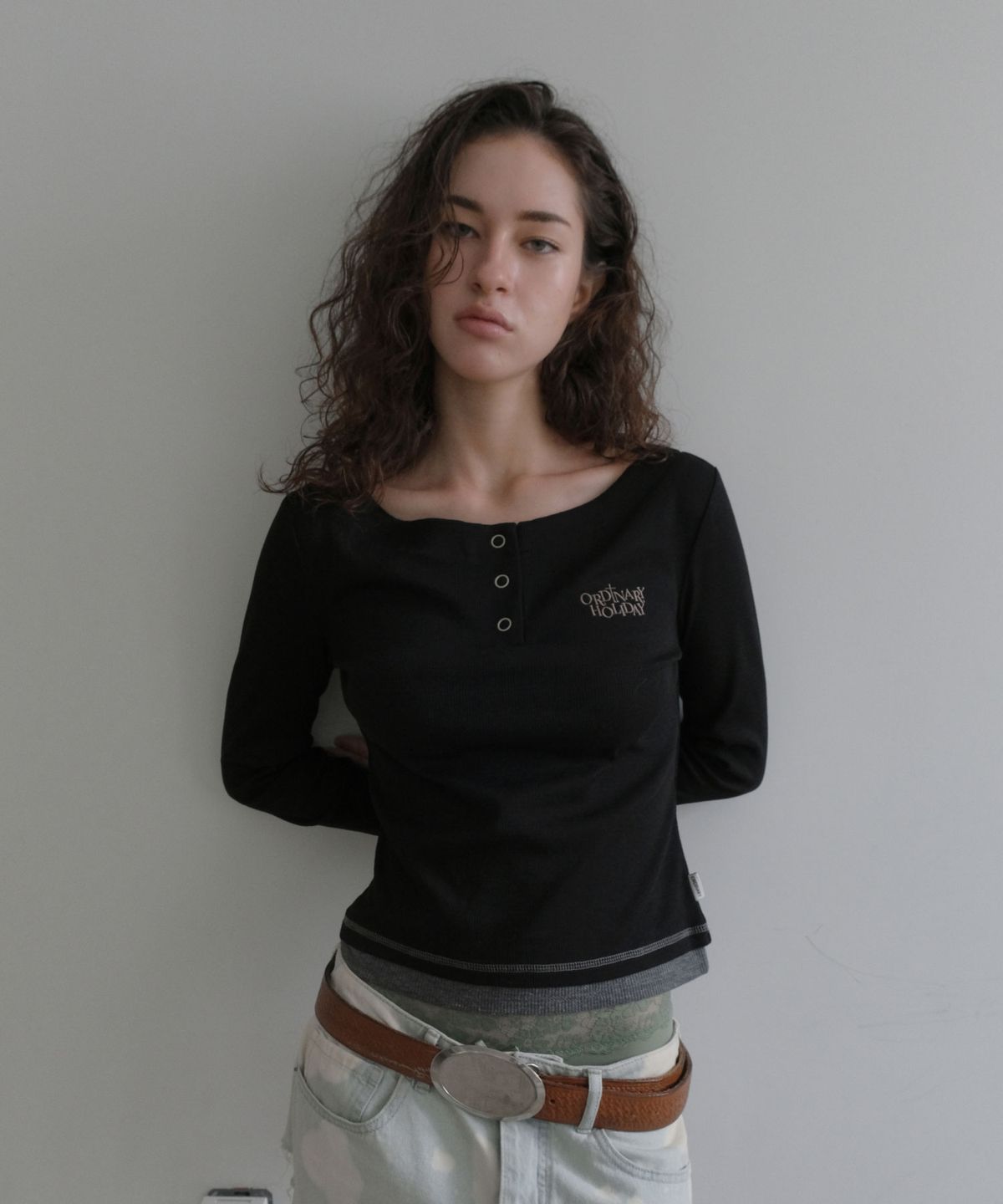 오디너리 홀리데이(ORDINARY HOLIDAY) WAFFLE BUTTON-UP SLIM TOP [BLACK]