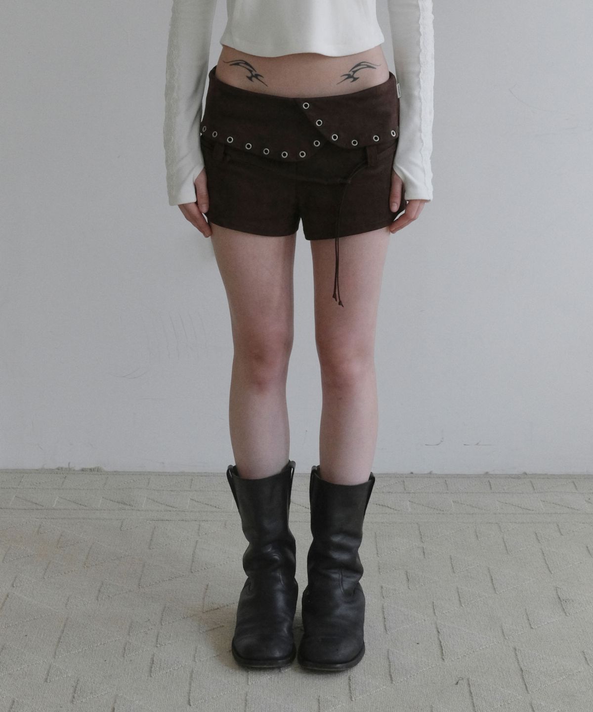 오디너리 홀리데이(ORDINARY HOLIDAY) EYELET SUEDE SHORTS [BROWN]