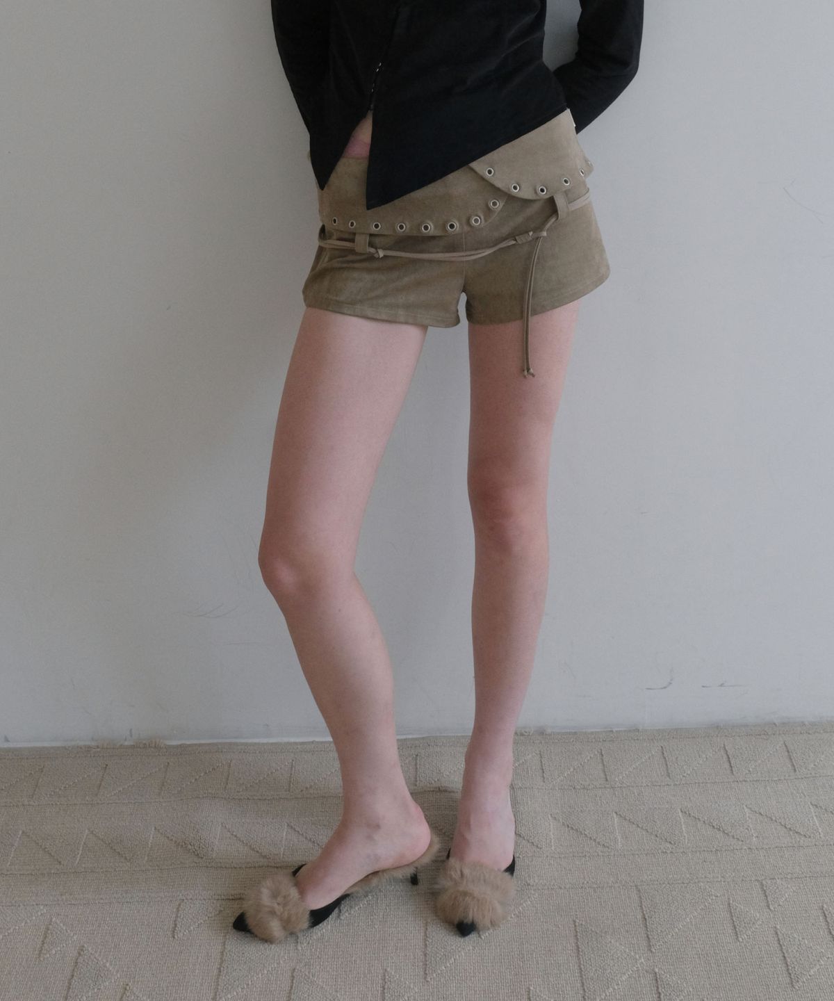 오디너리 홀리데이(ORDINARY HOLIDAY) EYELET SUEDE SHORTS [BEIGE]