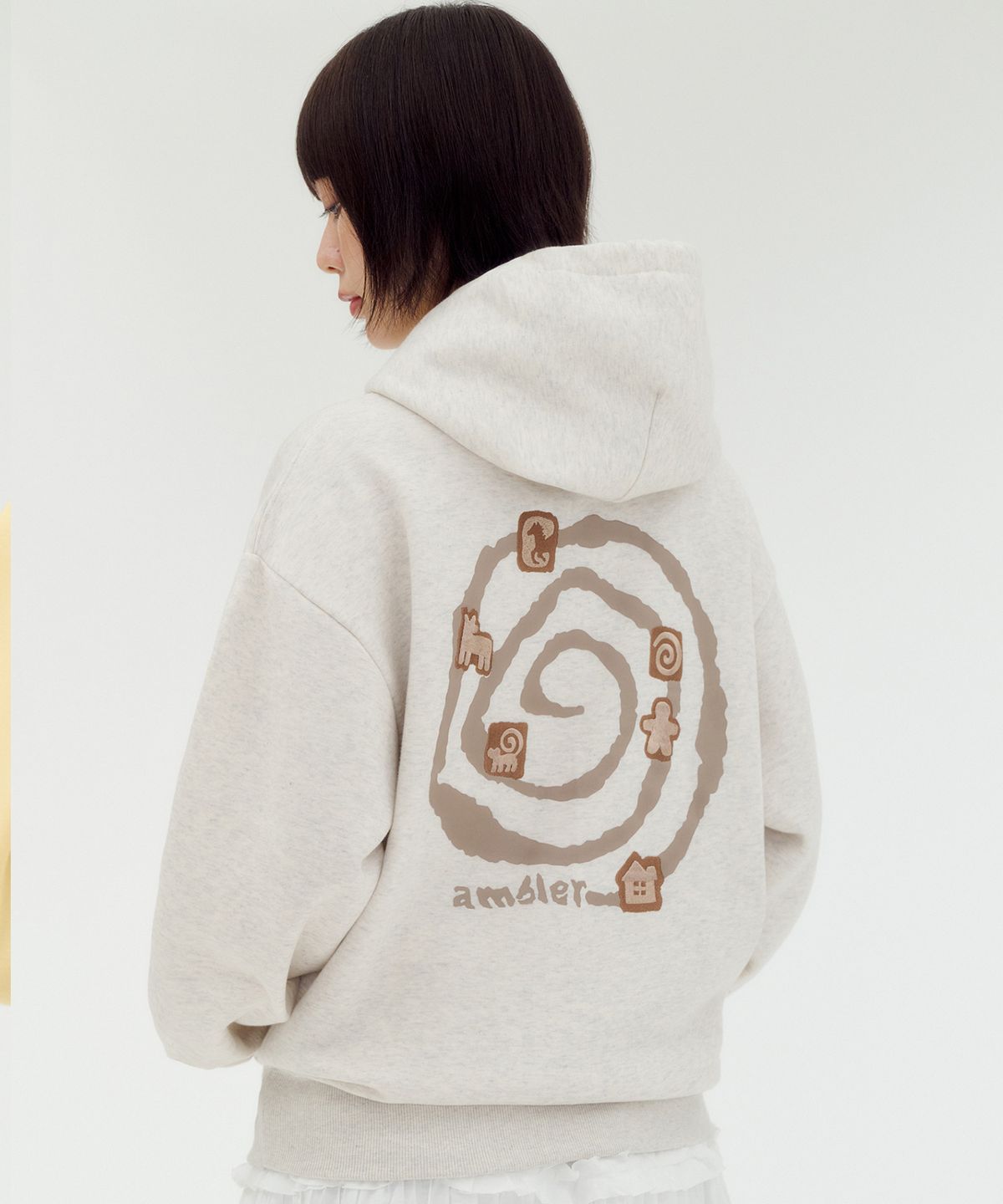 엠블러(AMBLER) Finding a way 자수 후드 티셔츠 AHP1316 (오트밀)
