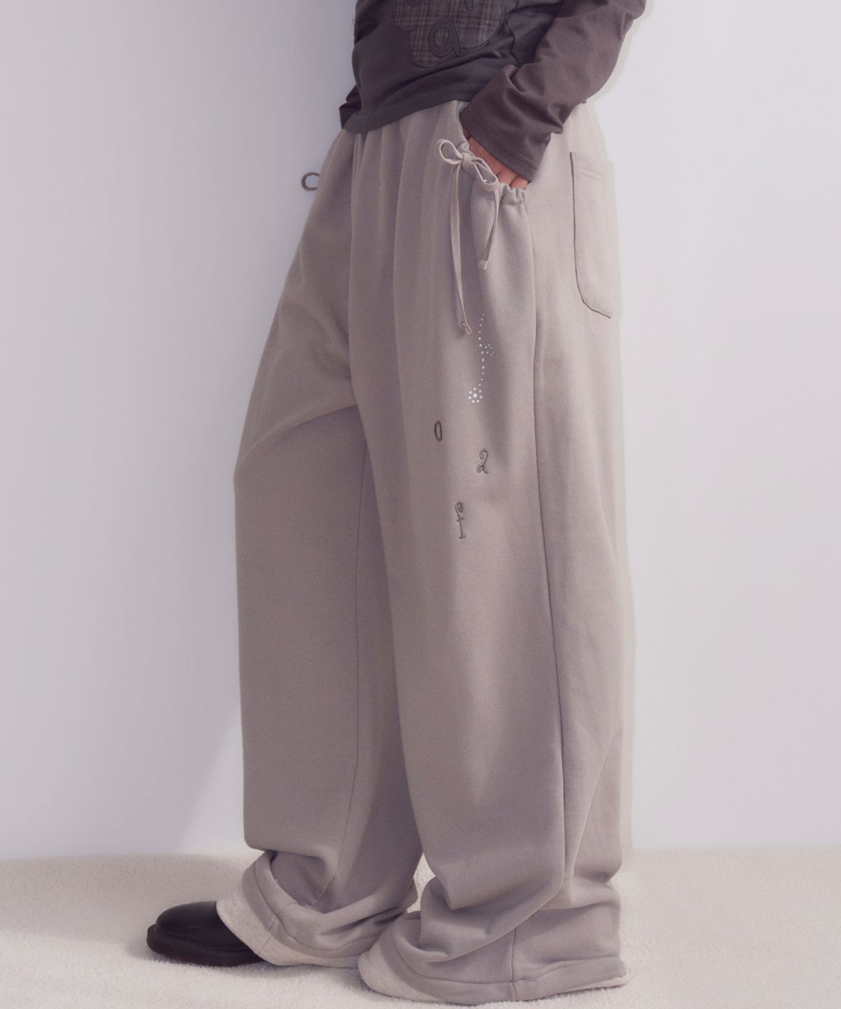 오피쉬(OAFISH) Floral Hotfix Layered Sweatpants, Gray