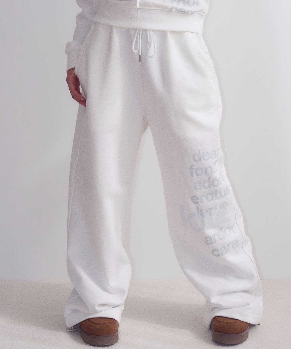 오피쉬(OAFISH) Lettering Sweat Pants, White