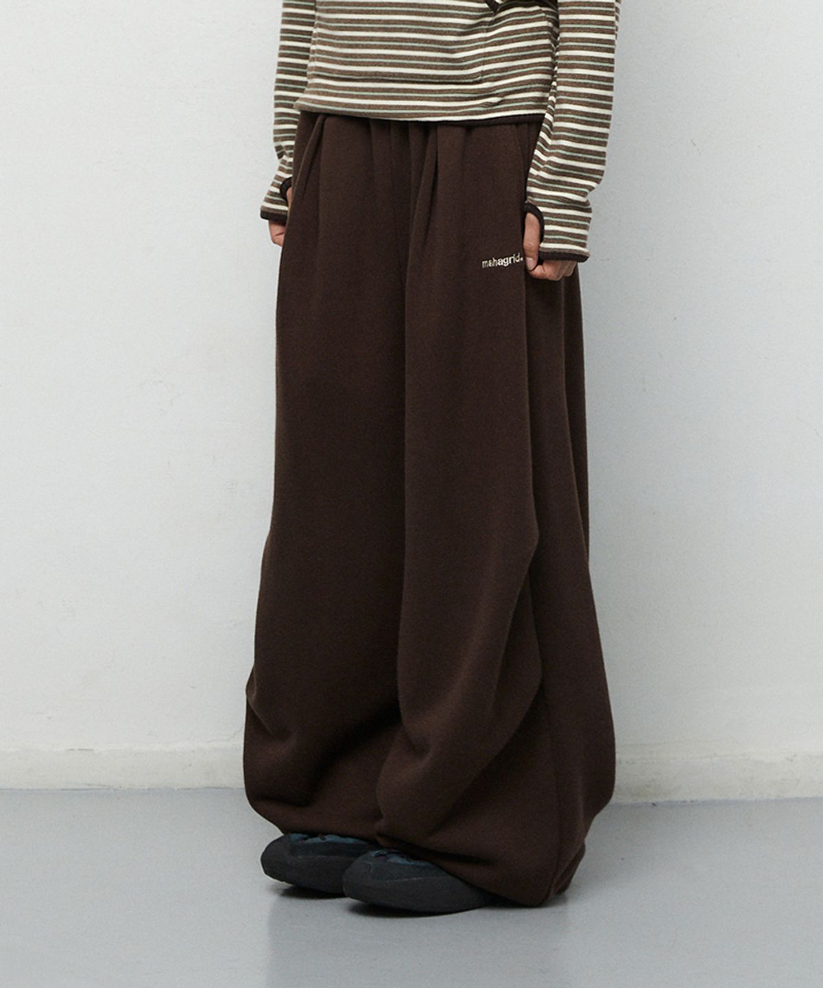 마하그리드(MAHAGRID) TWO-TUCK WIDE SWEAT PANTS[BROWN]