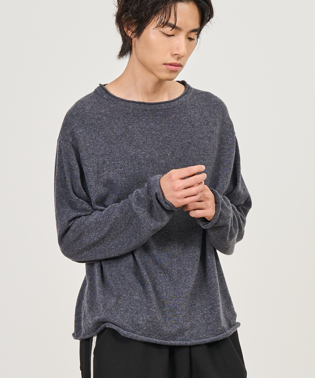 엑스컨테이너(EXCONTAINER) 롤링 크롭 니트 (CHARCOAL)