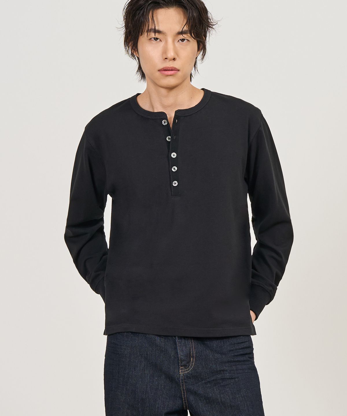 엑스컨테이너(EXCONTAINER) 빈티지 크롭 헨리넥 롱슬리브 (BLACK)