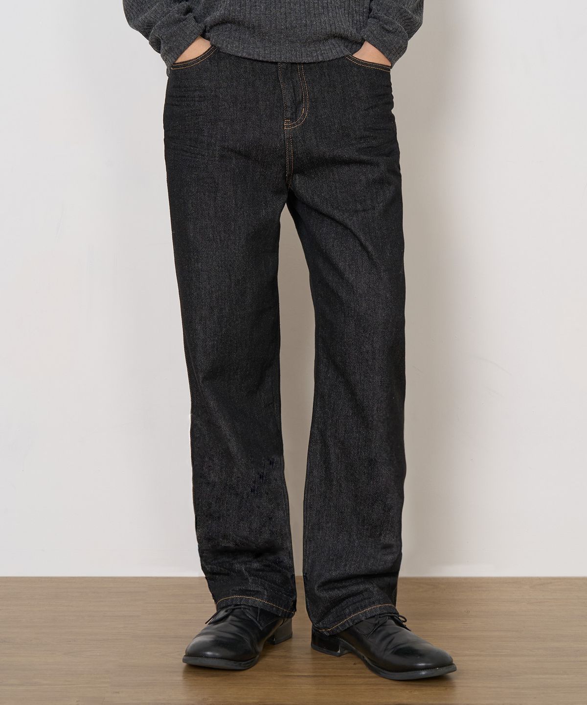 엑스컨테이너(EXCONTAINER) 엠보 레귤러 데님 팬츠 (BLACK)