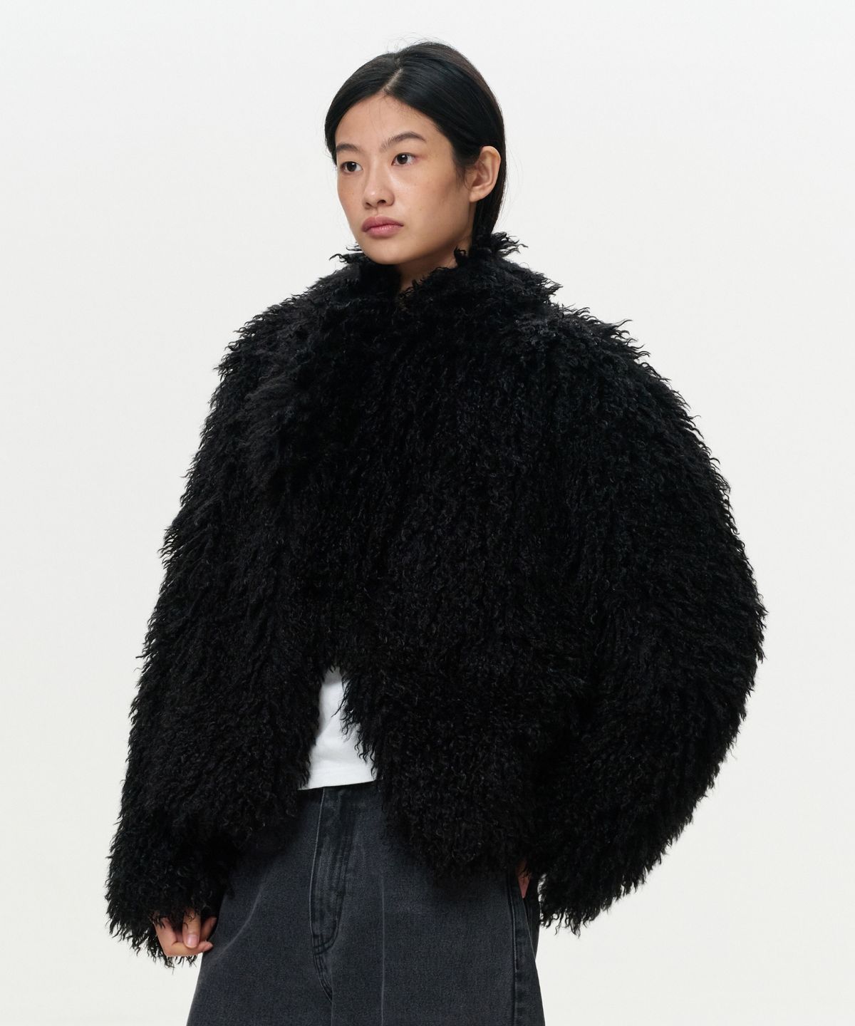 이알에이(ERA) WOMEN ERA ASYMMETRIC SHAGGY FUR JACKET - BLACK
