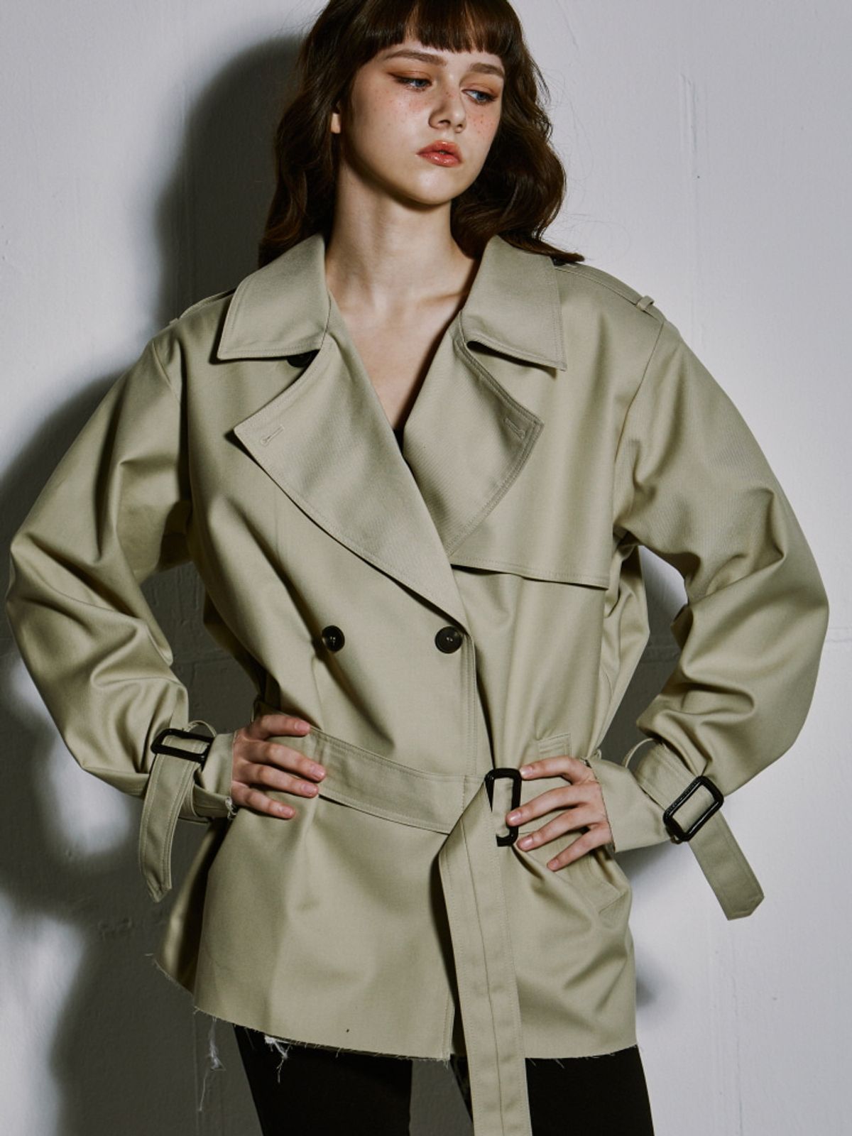 게이트리스(GATELESS) SHORT TRENCH COAT