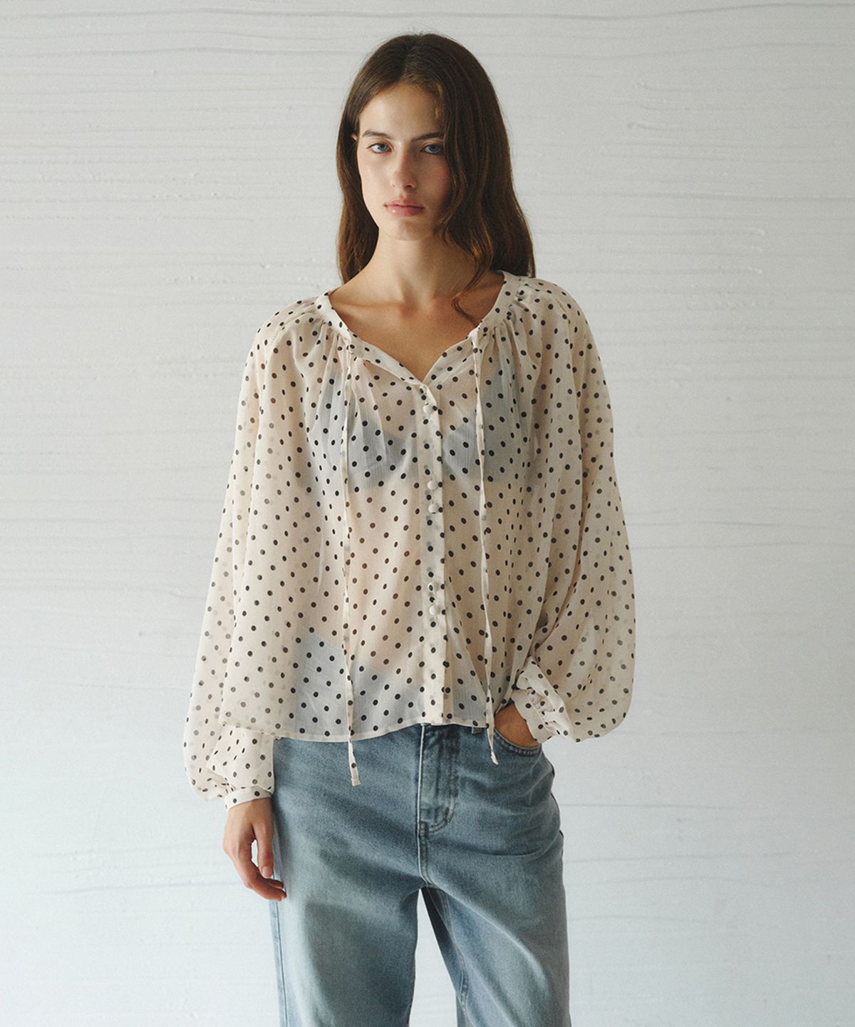 르니나(LENINA) LUCIA raglan shirring dot blouse_BEIGE DOT