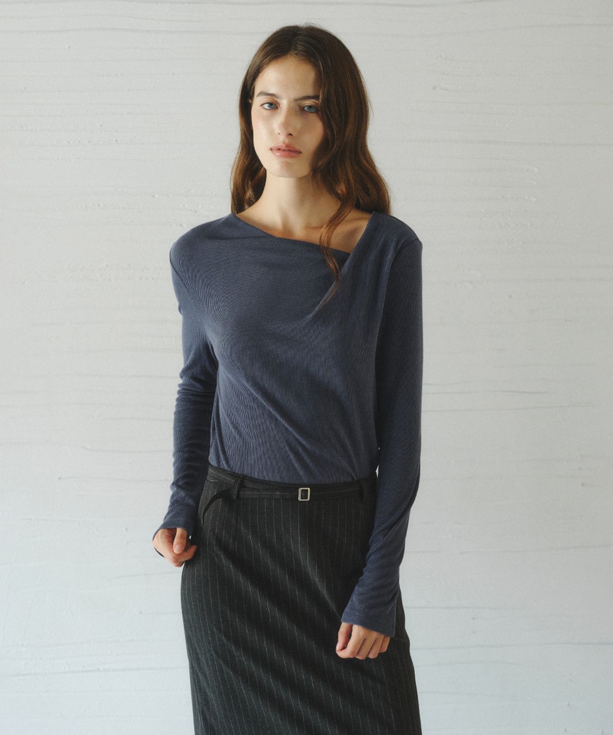 르니나(LENINA) ROEL drape neck t-shirt_NAVY