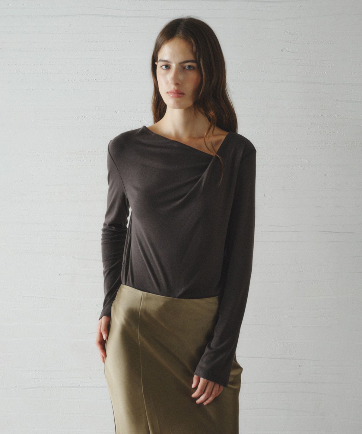 르니나(LENINA) ROEL drape neck t-shirt_CHARCOAL