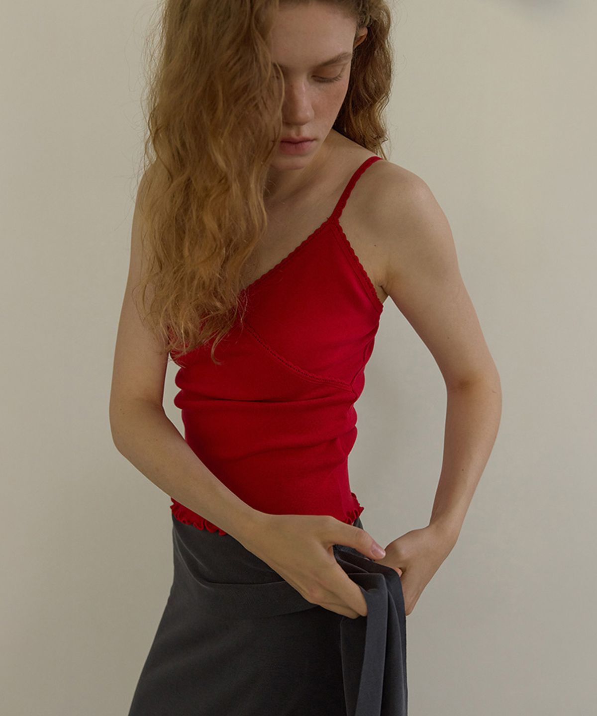 론크(LONQUE) LACE TRIM SLEEVELESS CAMI TOP (RED)