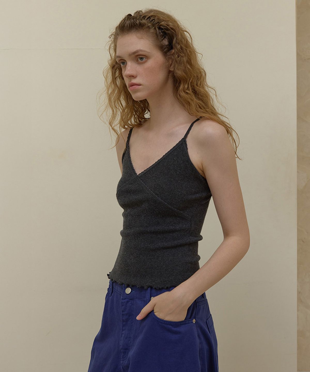 론크(LONQUE) LACE TRIM SLEEVELESS CAMI TOP (CHARCOAL)
