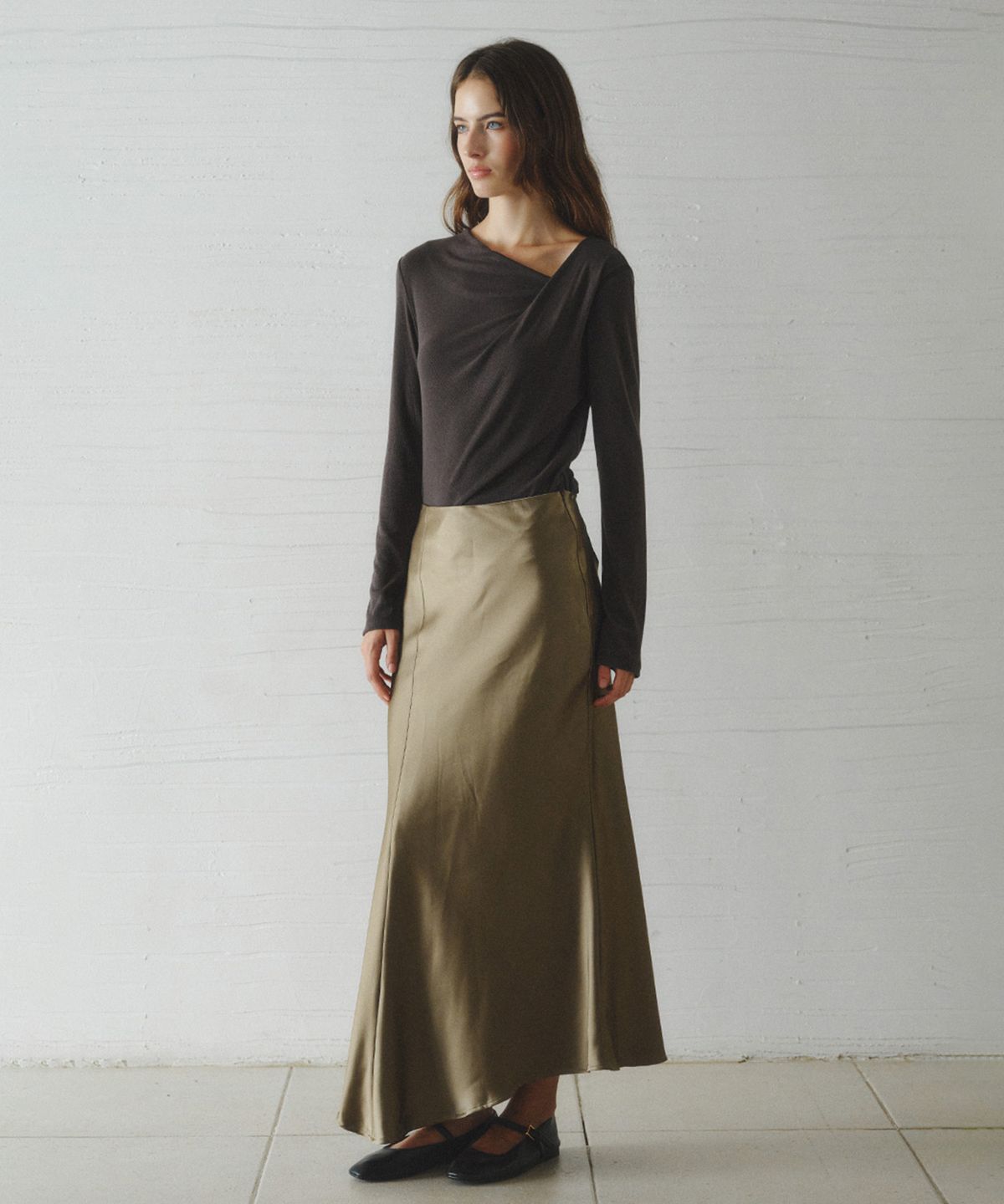 르니나(LENINA) ALOHA unbalanced satin long skirt_KHAKI