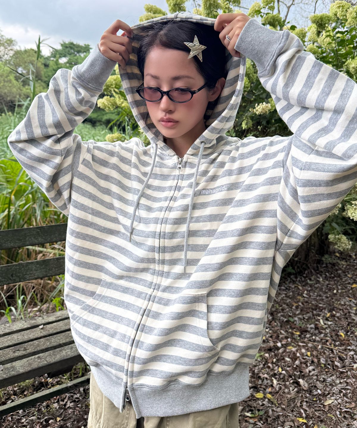 마하그리드(MAHAGRID) STRIPE BASIC LOGO ZIP-UP HOODIE[GREY]