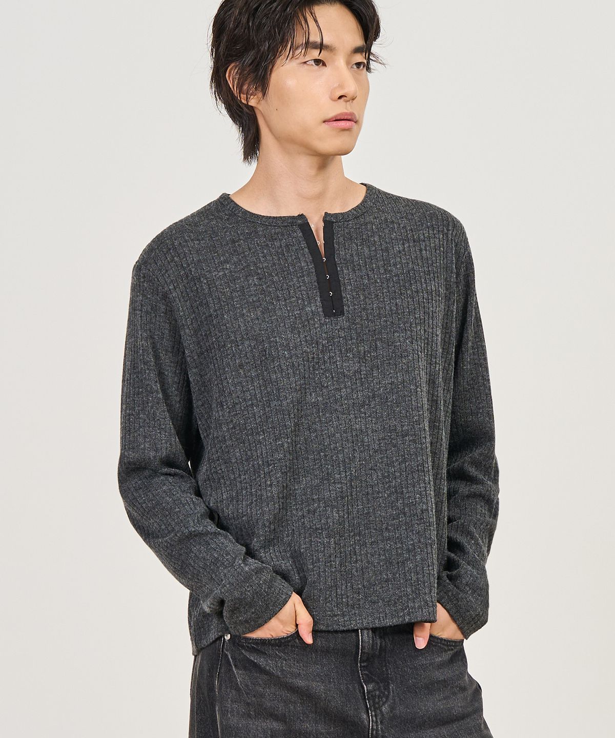 엑스컨테이너(EXCONTAINER) 후크 헨리넥 크롭 롱슬리브 (CHARCOAL)
