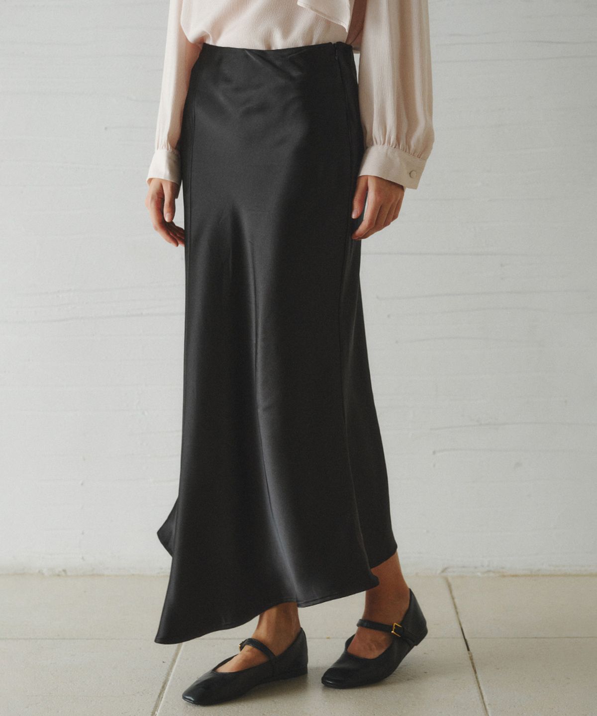 르니나(LENINA) ALOHA unbalanced satin long skirt_BLACK