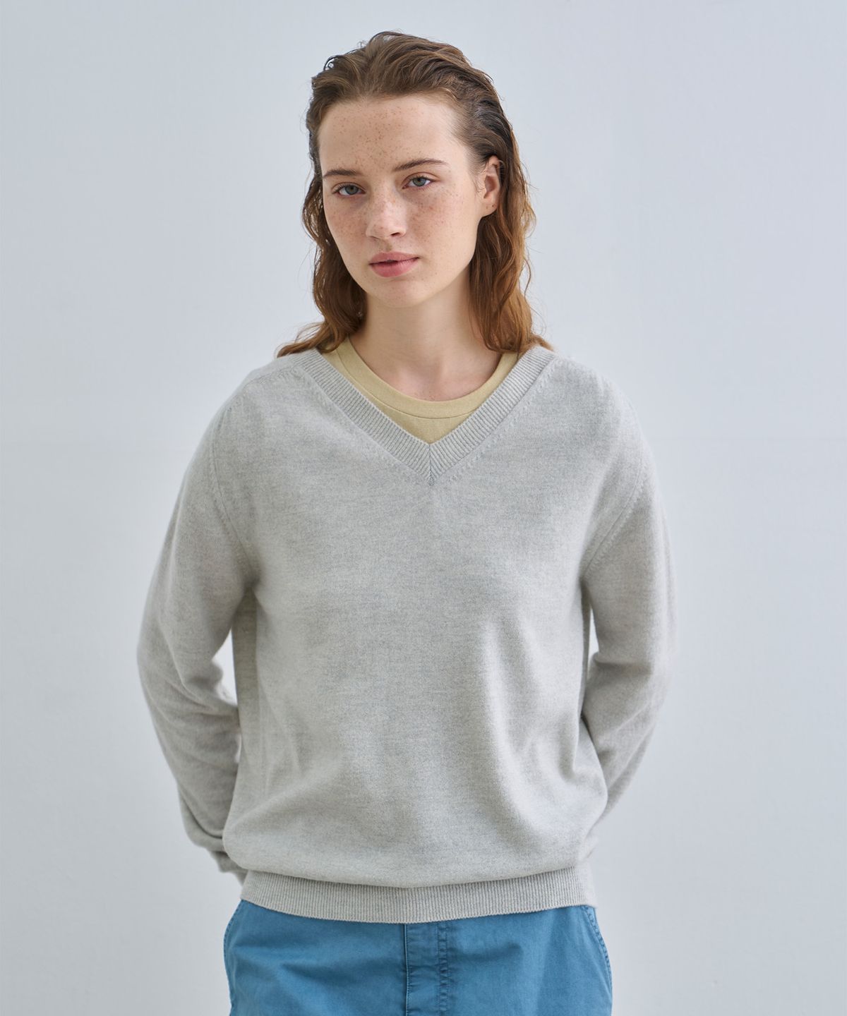 정감 스튜디오(JEONGGAM STUDIOS) Soft V-Neck Knit_2 Color