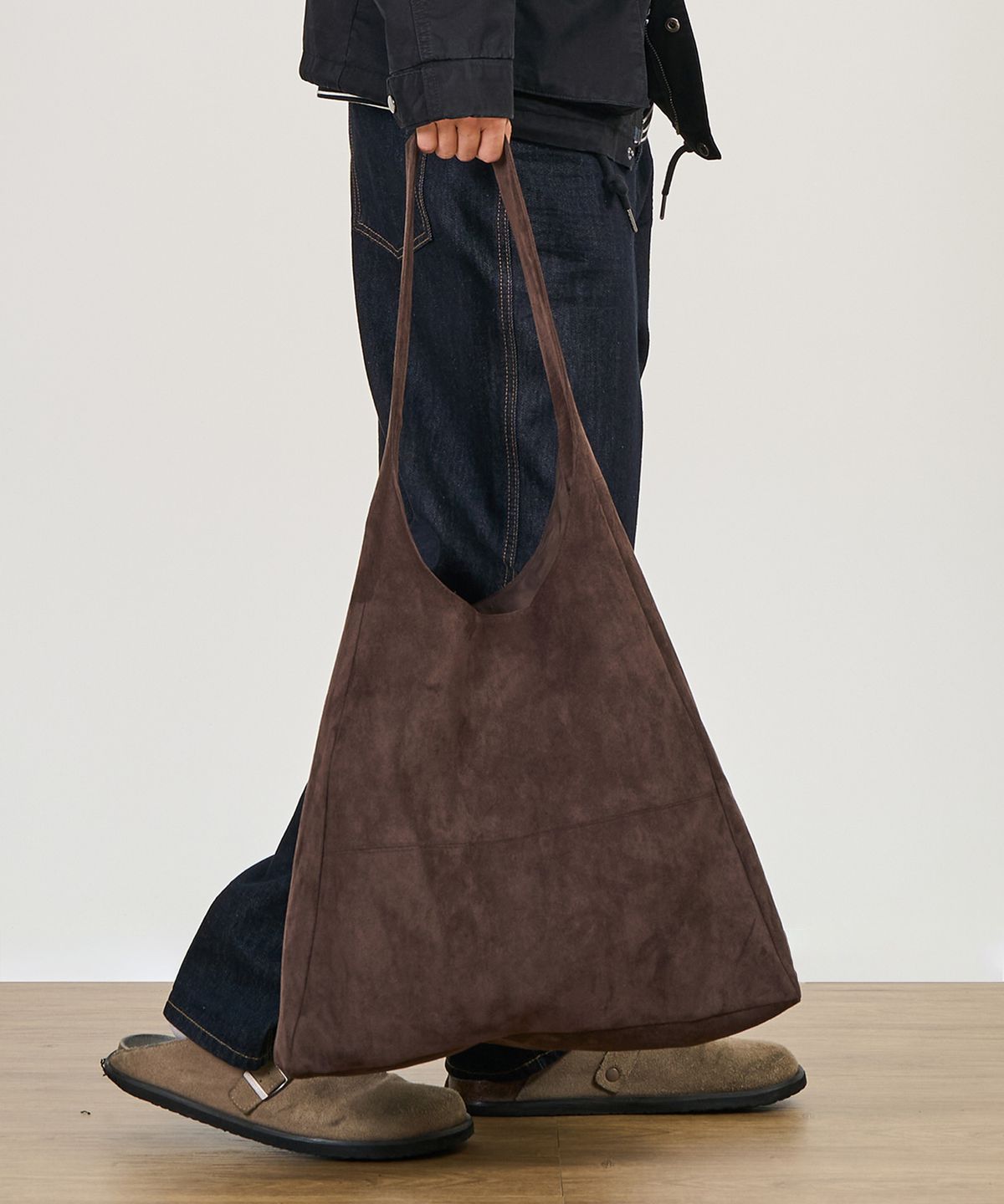 엑스컨테이너(EXCONTAINER) 스웨이드 슬라우치 숄더 백 (DARK BROWN)