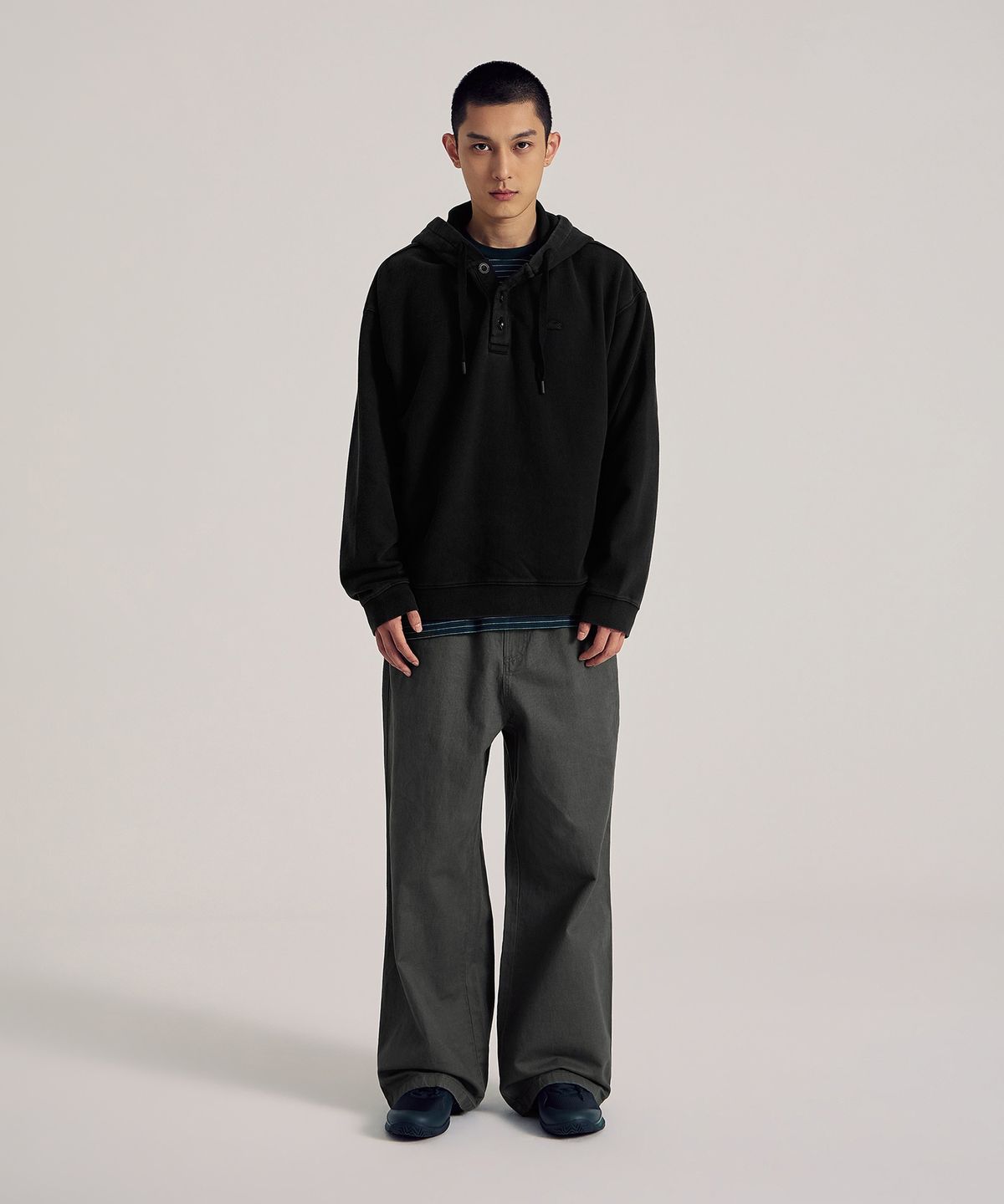 라코스테(LACOSTE) 남성 워시드 코튼 릴랙스핏 치노 팬츠 HH634E-56N 3L6
