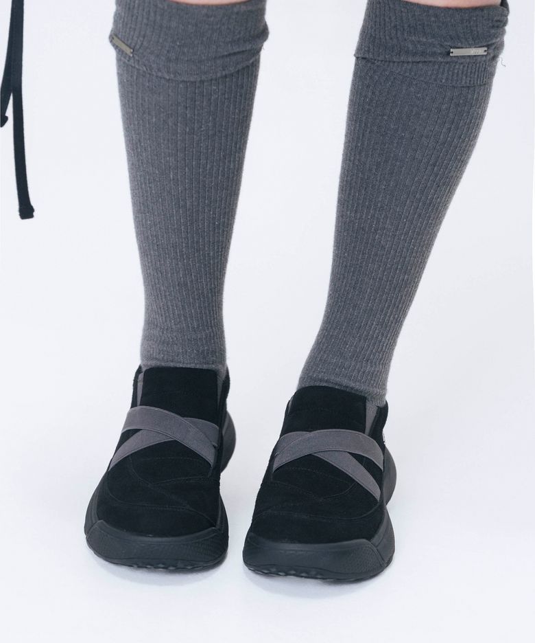 Cut line band slip-on BLACK