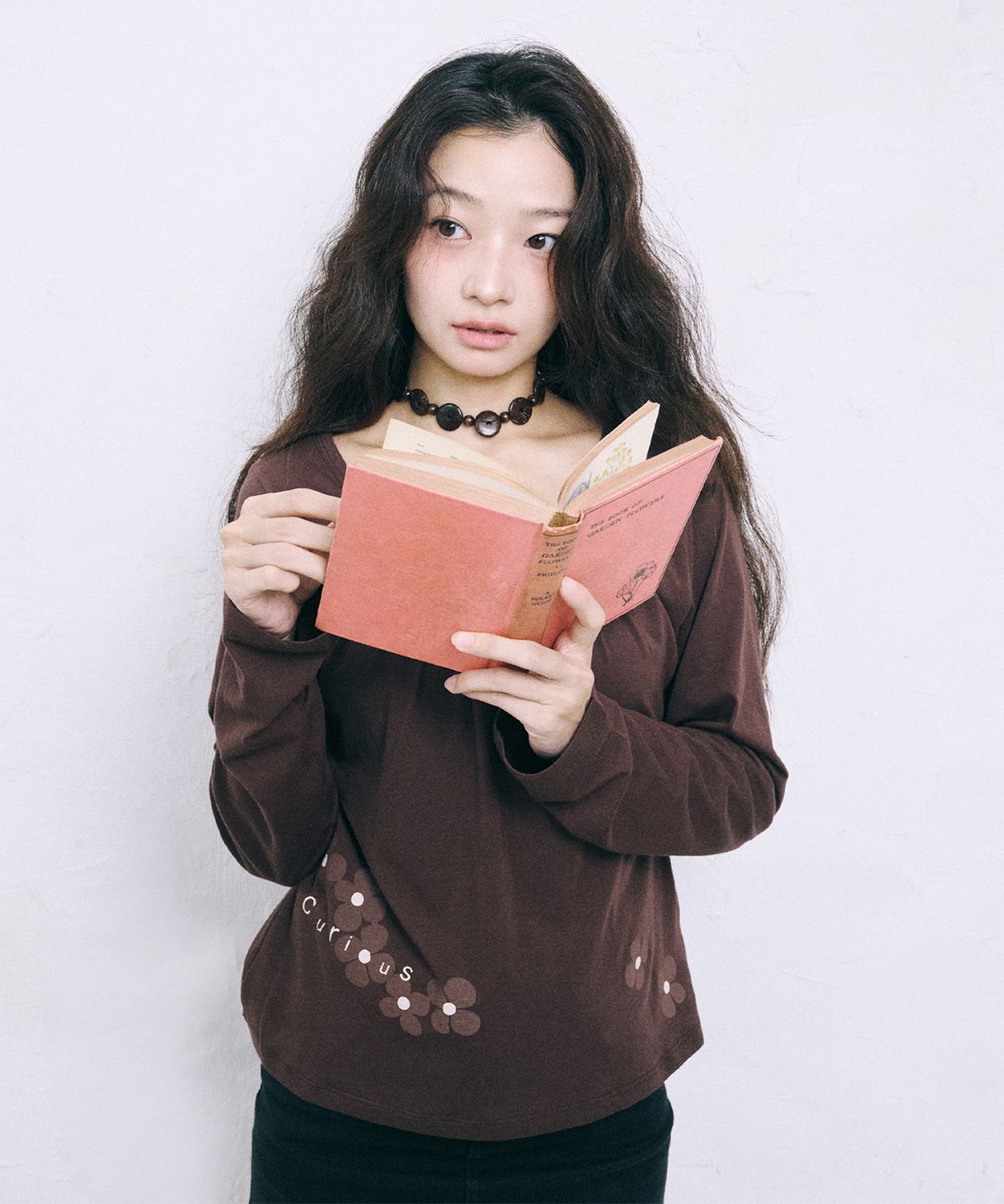 잇자바이브(ITZAVIBE) FLOWER SHIRRING SLIM LONG SLEEVE - BROWN