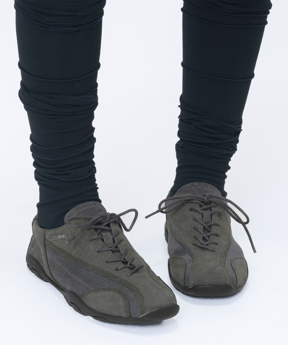 미세키서울(MISEKI SEOUL) Diagonal suede sneakers CHARCOAL