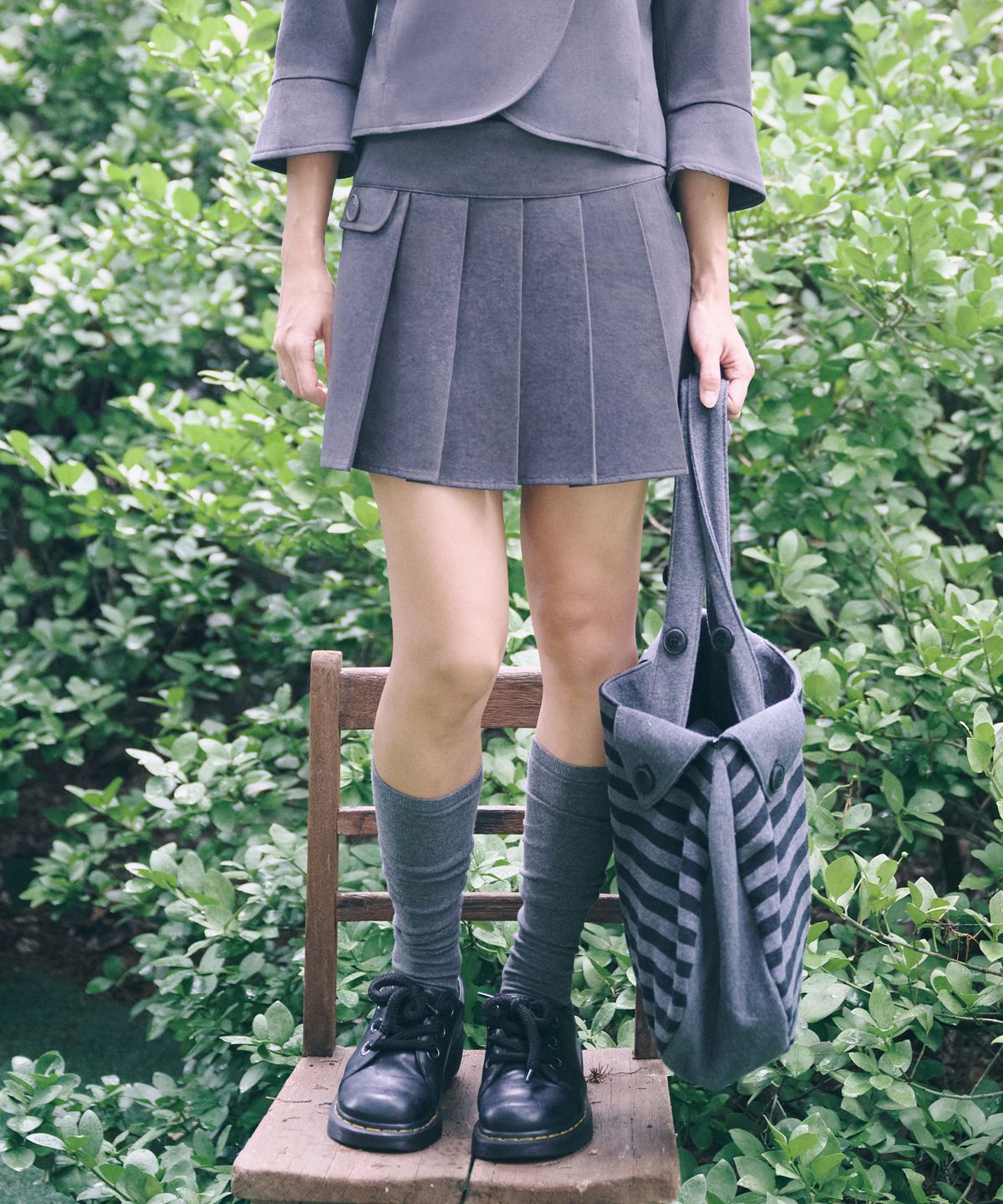 잇자바이브(ITZAVIBE) BUTTON WRAP MINI SKIRT - CHARCOAL