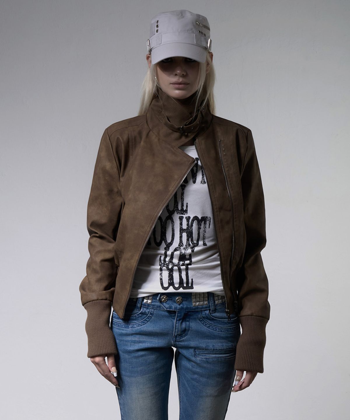 팬시클럽(FANCY CLUB) 하이넥 리브드 레더 자켓 (BROWN) F26ZA506