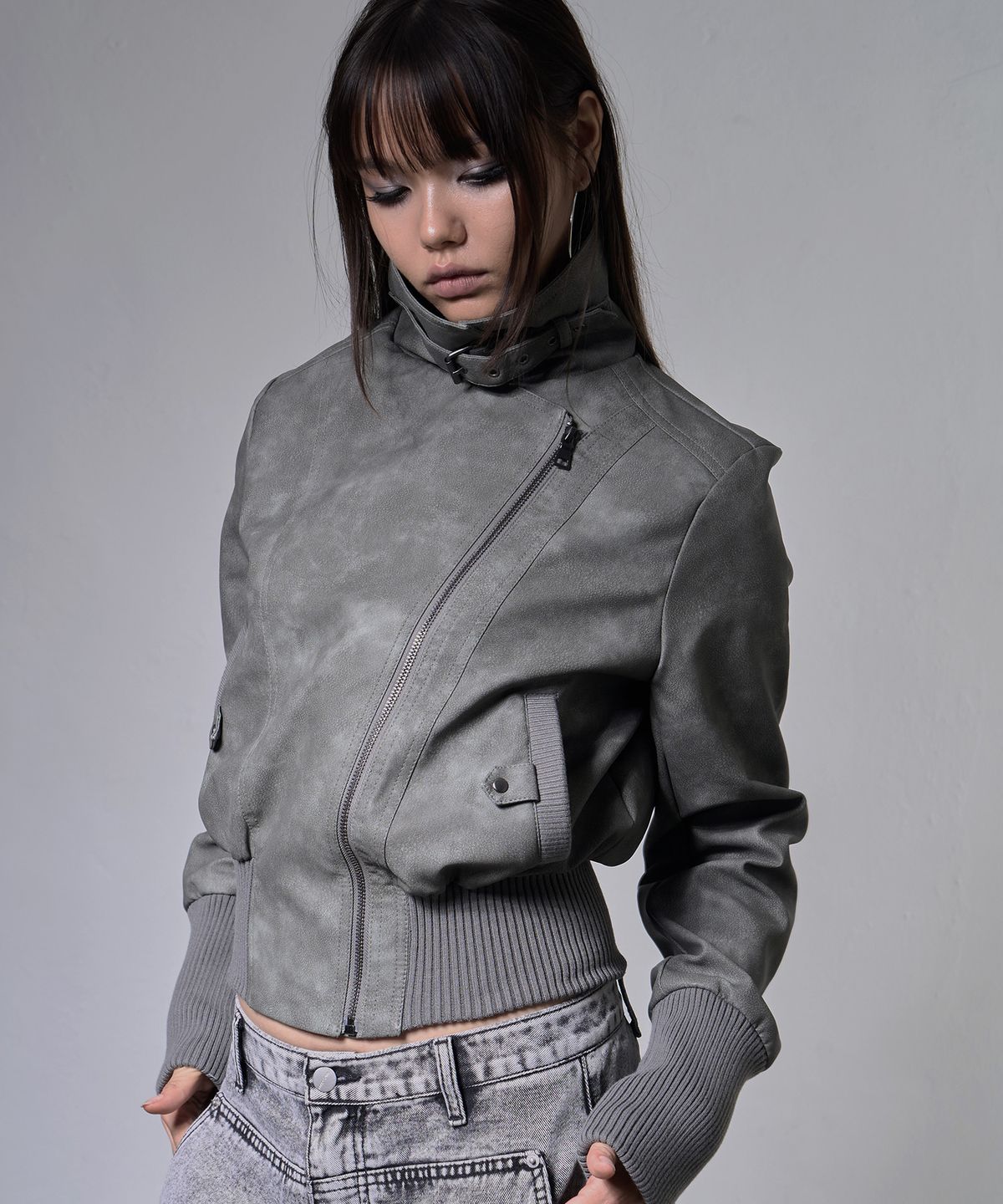 팬시클럽(FANCY CLUB) 하이넥 리브드 레더 자켓 (LIGHT GRAY) F26ZA506