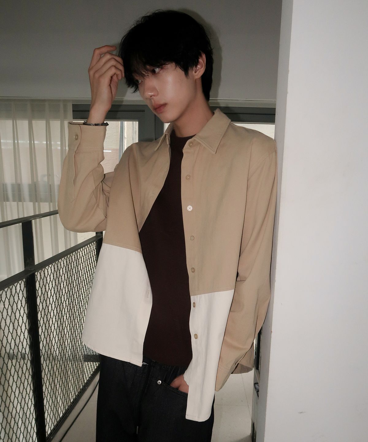 썸플레이스 맨(SOMEPLACE MAN) 빈티지 논 포켓 스탠다드 카라 배색 디테일 오버핏 코튼 긴팔 셔츠_2COLOR