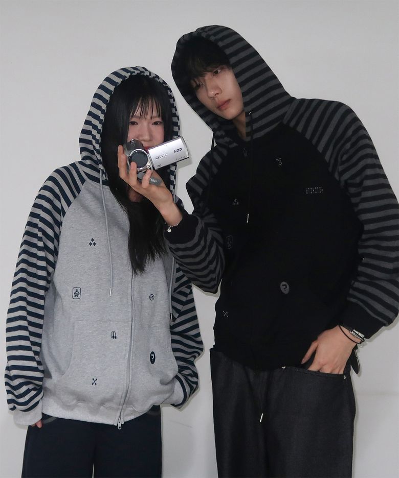 미니 그래픽 자수 포인트 스트라이프 배색 투웨이 오버핏 후드 집업 자켓_2COLOR