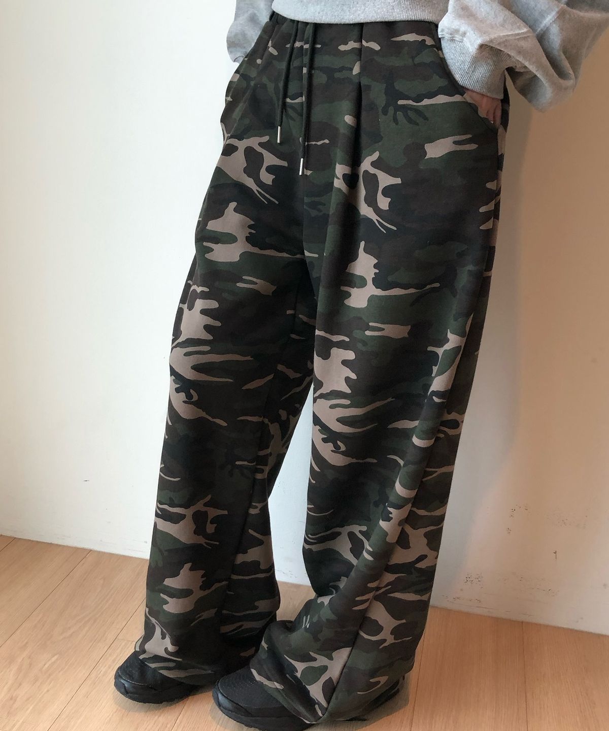 해비즘(HAVISM) WIDE BELTED SWEATPANTS(CAMO GREEN)