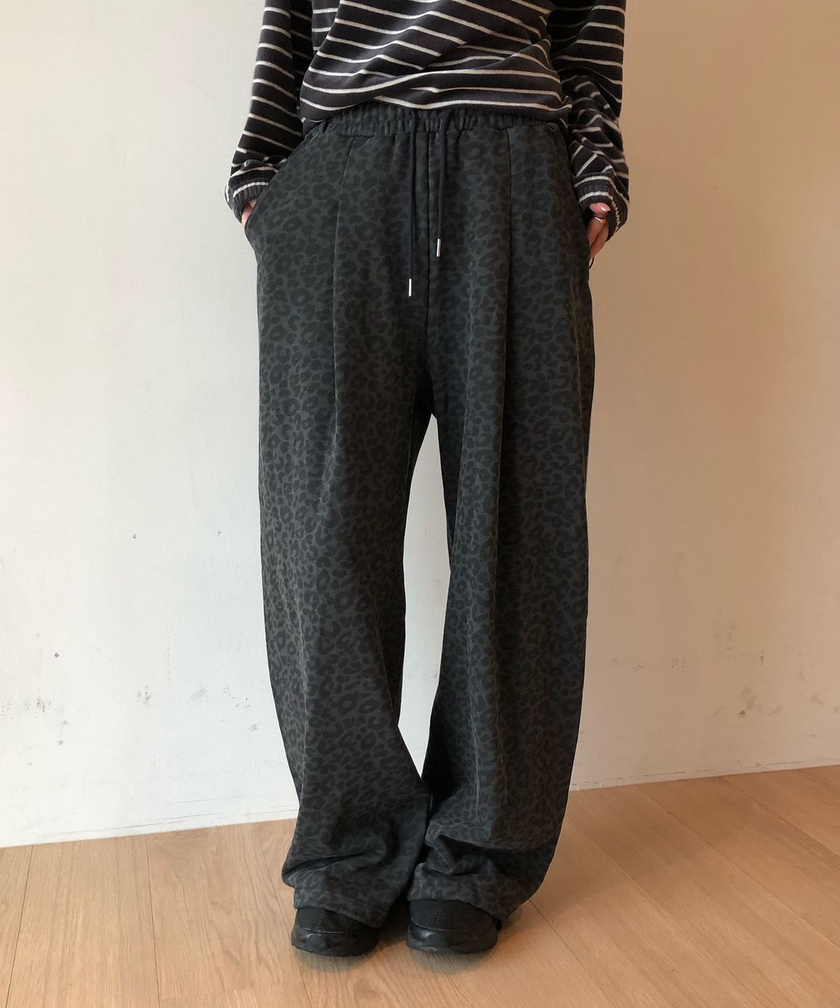 해비즘(HAVISM) WIDE BELTED SWEATPANTS(LEOPARD CHARCOAL)