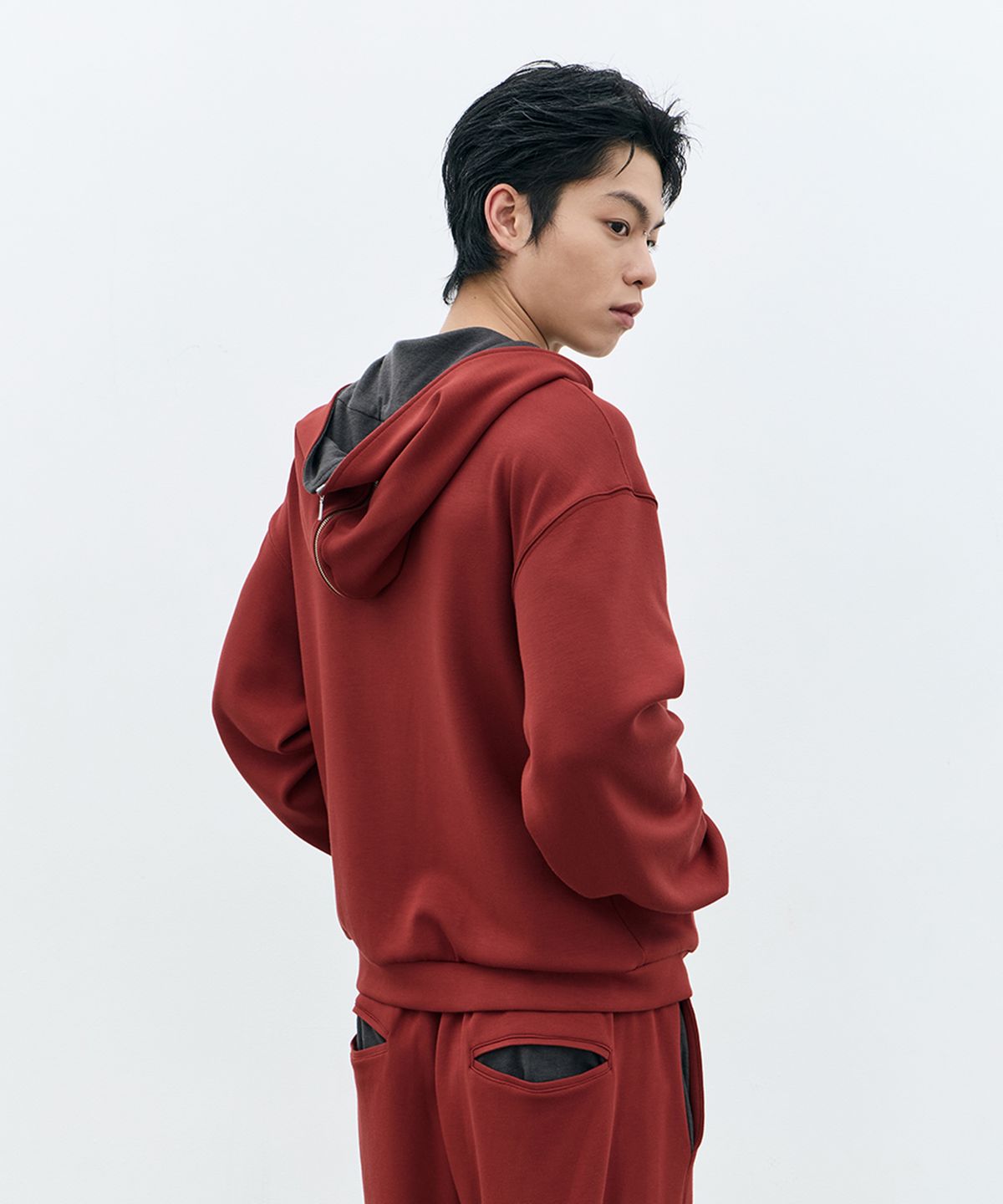 로움(ROWM) SOFT CONTOUR HOODED ZIP-UP (RED/CHARCOAL)